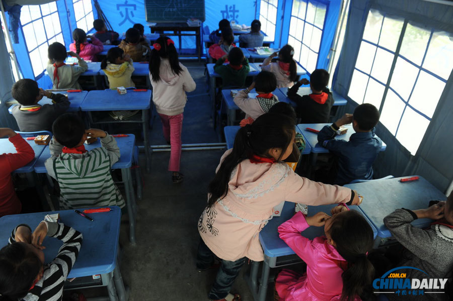 蘆山地震：天全縣首個帳篷學校開課