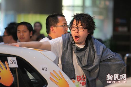 摸車大賽：女子瘋狂比拼51小時(shí)勝出領(lǐng)走愛車 圖