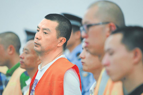 殺害億萬富豪捅刺民警槍殺他人 成都