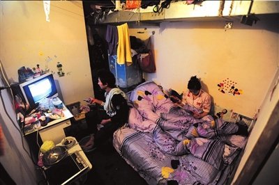 慘！北漂族地下室生活