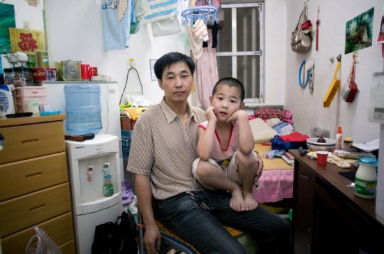 慘！北漂族地下室生活