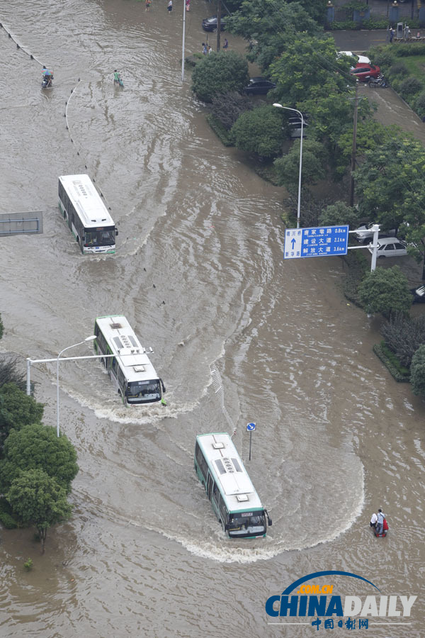 武漢遭遇暴雨 市區(qū)多處積水