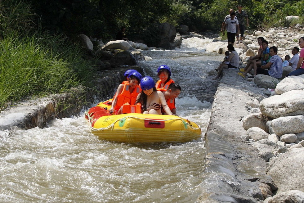 組圖：美女著比基尼漂流水急胸前走光