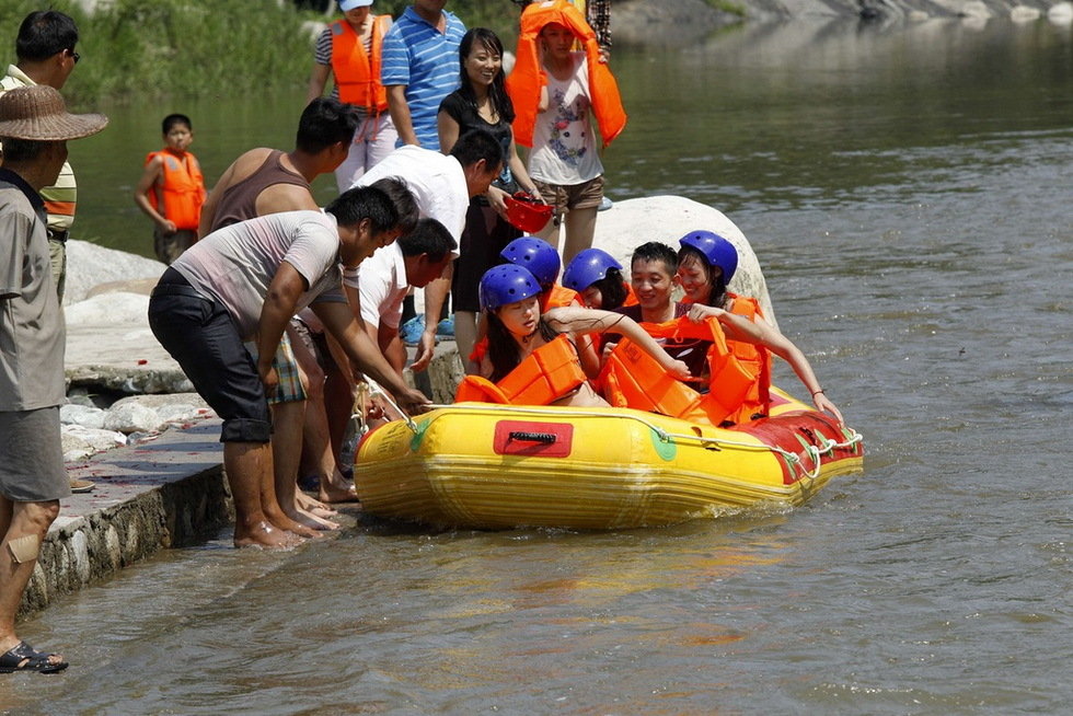 組圖：美女著比基尼漂流水急胸前走光