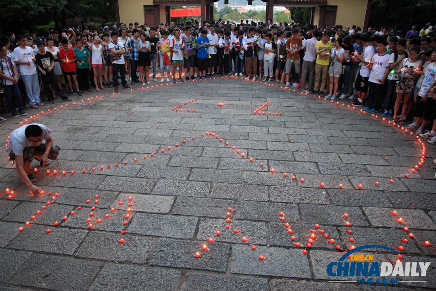 浙江江山市民為韓亞空難遇難中國女生默哀祈福