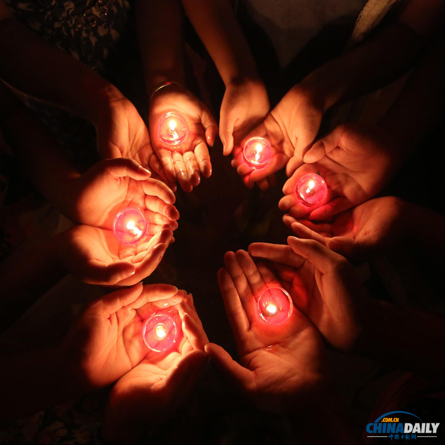 高清：湖南婁底舉行燭光祈福 祈禱甘肅定西平安