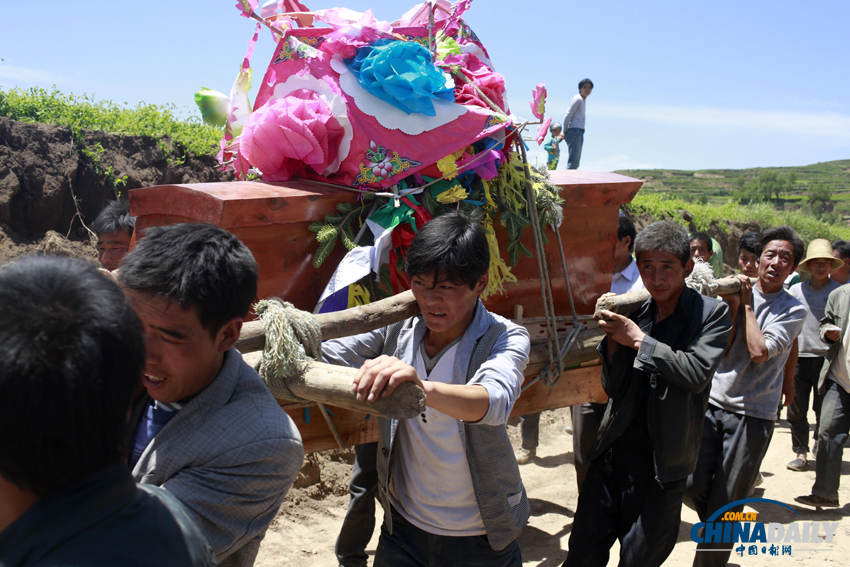 甘肅岷縣：震后救援工作有序進行 遇難者陸續(xù)下葬