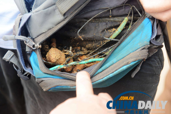 山東青島:外國友人義務(wù)清理沙灘廢舊金屬