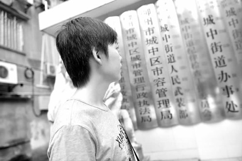 清華畢業(yè)生筆試第一當(dāng)城管 稱(chēng)再不瘋狂就老了