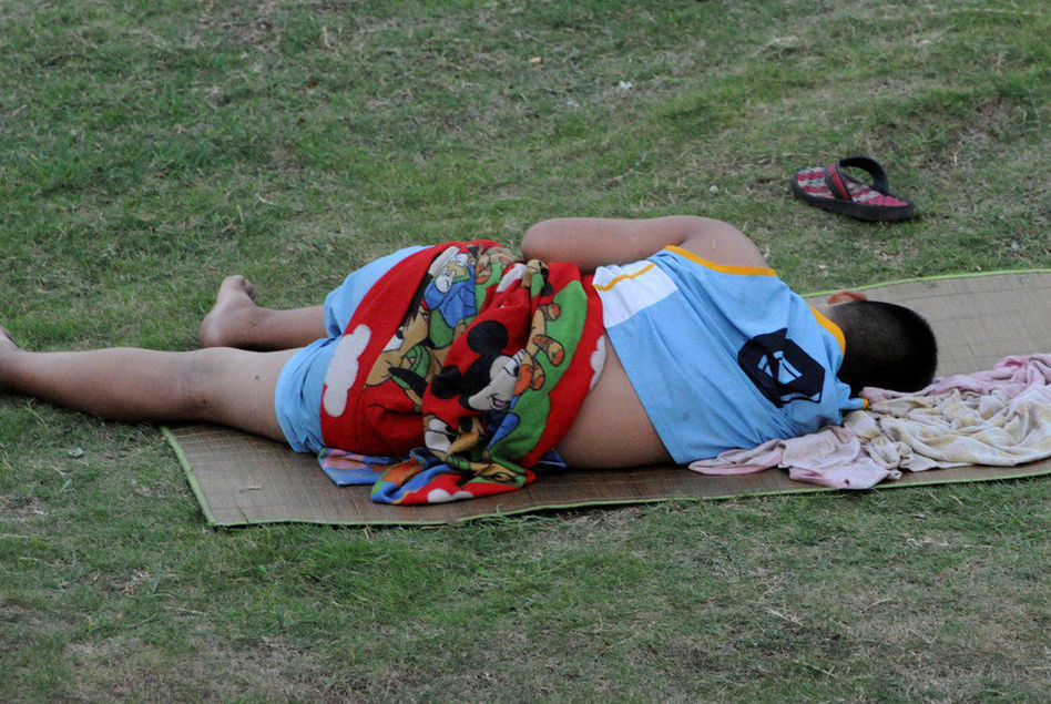 浙江義烏持續(xù)35℃以上高溫 大批民工露宿街頭