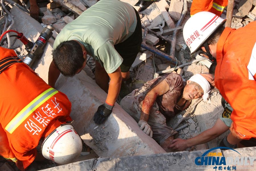 河南開(kāi)封發(fā)生建筑工地坍塌 四名民工被壓埋獲救