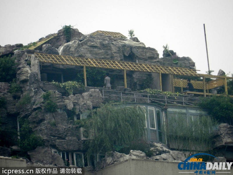 高清組圖：北京人濟(jì)山莊樓頂違建別墅開始拆除