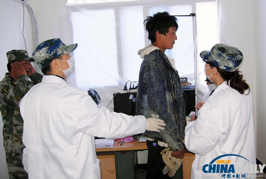 空軍總醫(yī)院為28名藏族青年進(jìn)行新兵入伍體檢