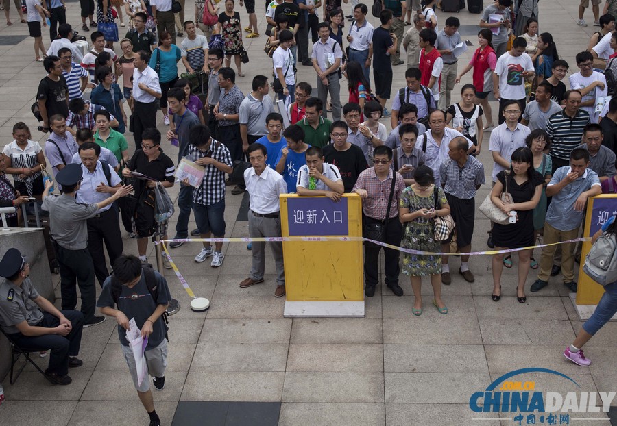 清華大學(xué)開展新生自主報到 家長被攔警戒線外