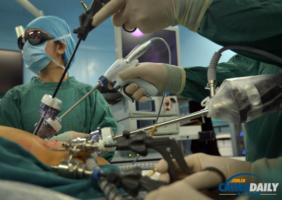 醫(yī)生戴“墨鏡”切腫瘤 “3D”讓手術(shù)變“藝術(shù)”