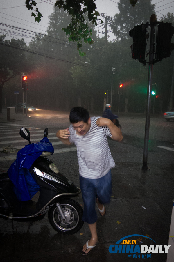 滬發(fā)布3年來首個暴雨紅色預(yù)警 浦東雨量達(dá)120mm