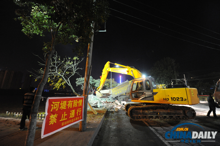 蘭州黃河城關(guān)大橋河堤垮塌河堤正在加緊搶修