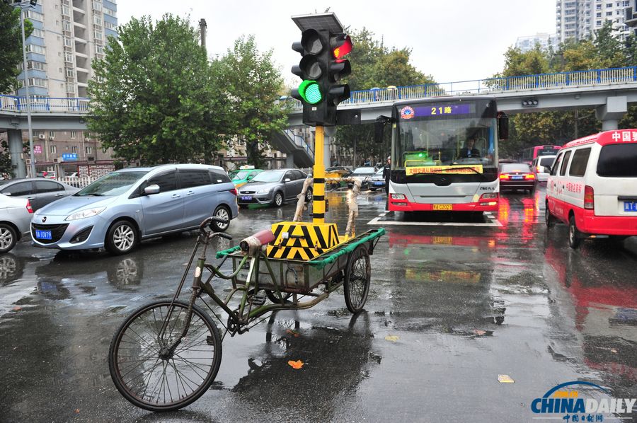 紅綠燈“坐”三輪車街頭執(zhí)勤