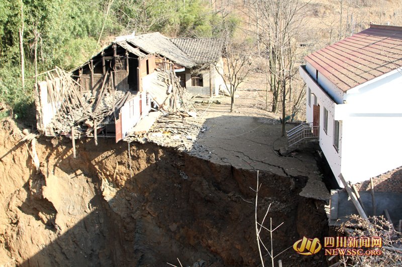 組圖：四川廣元現(xiàn)直徑60米天坑 11間房被埋