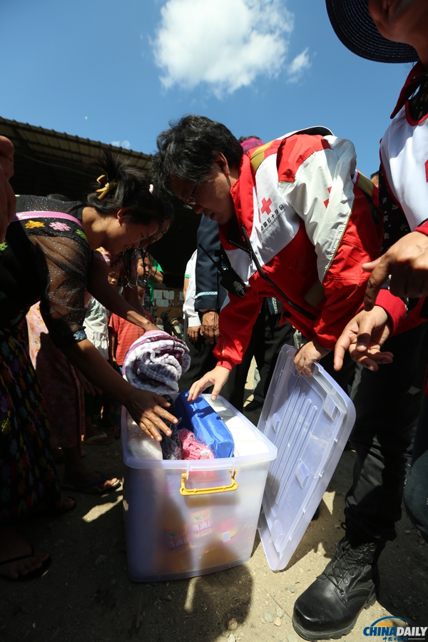 中國紅十字會在緬甸拉咱向克欽地區(qū)移交援助物資