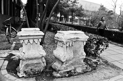 北大獲贈(zèng)圓明園石刻被曝扔車棚邊 塞有垃圾