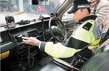 香港警方嚴打“黑的”宰客 拘捕3人