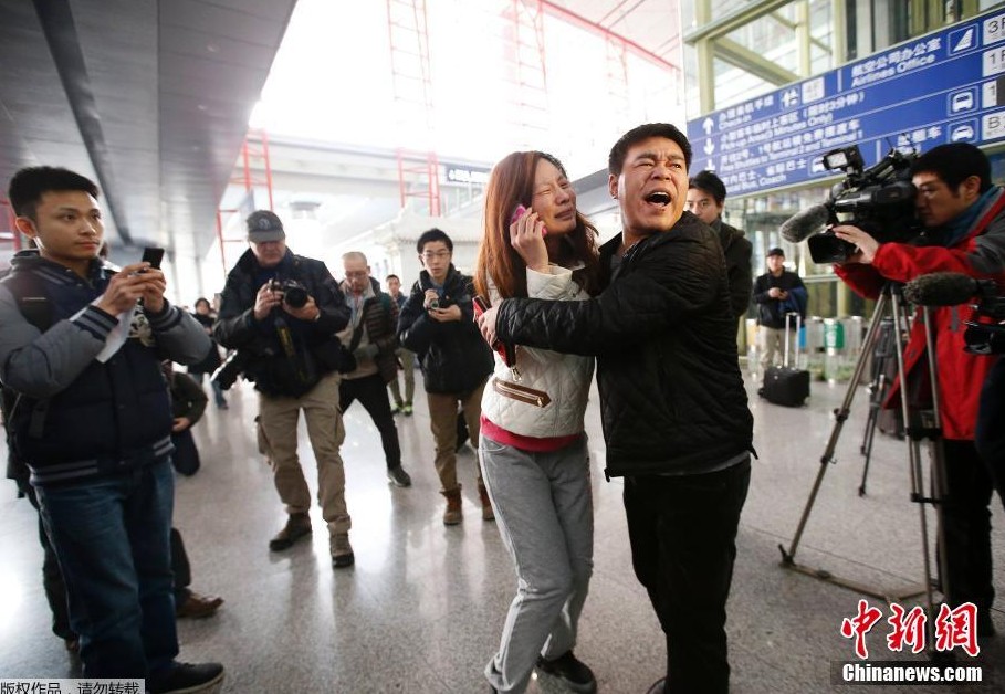 馬來西亞載154名中國人航班失聯(lián) 機(jī)場家人焦急等待