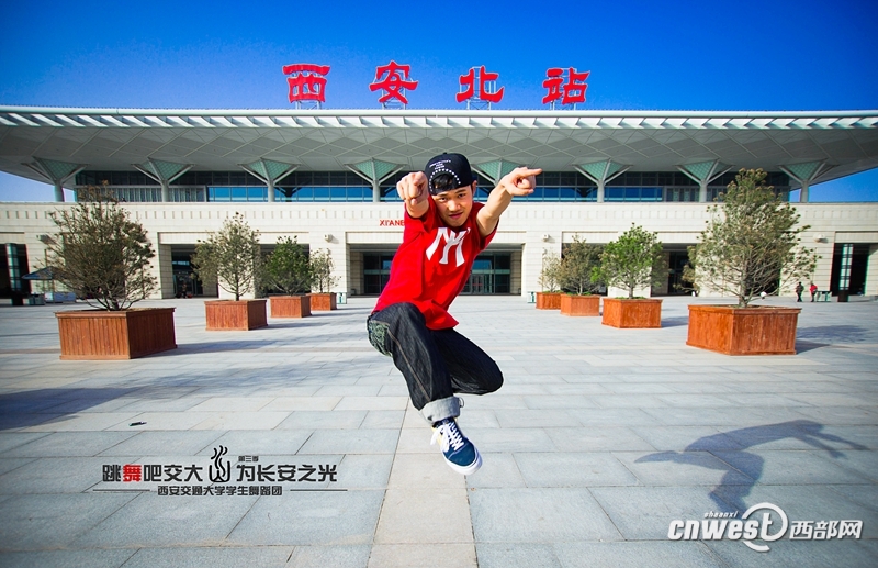 “跳舞吧，交大！”走紅網(wǎng)絡(luò) 高難度動(dòng)作獲網(wǎng)友點(diǎn)贊