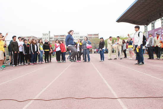 南開留學(xué)生舉辦中國傳統(tǒng)文化主題運(yùn)動(dòng)會(huì)
