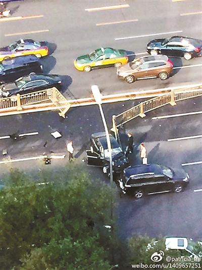 黑色轎車失控撞長安街上黃金護欄 車頭損壞嚴(yán)重