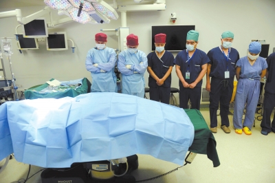 亡童捐贈器官醫(yī)護集體默哀