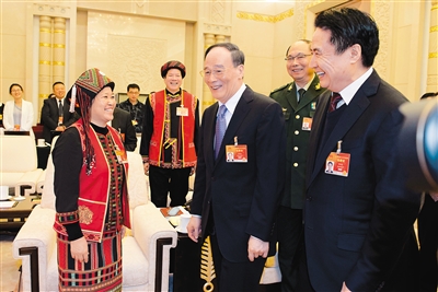 王岐山聽代表發(fā)言時(shí)插話:少說成績 多談問題