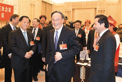 王岐山聽代表發(fā)言時(shí)插話:少說成績 多談問題