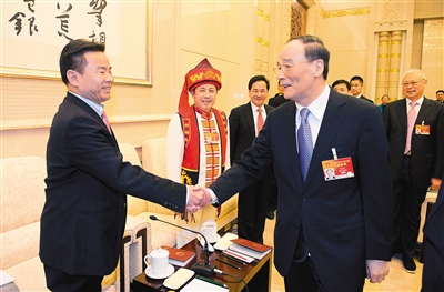 王岐山聽代表發(fā)言時(shí)插話:少說成績 多談問題