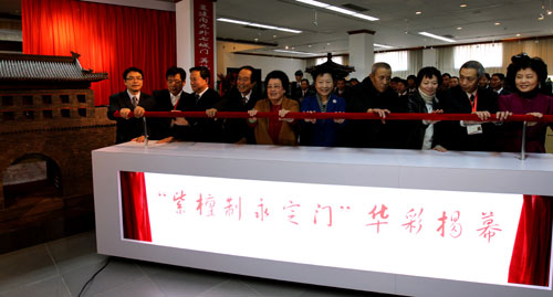 “紫檀及陰沉木制永定門(mén)”大型古建藝術(shù)品在京亮相