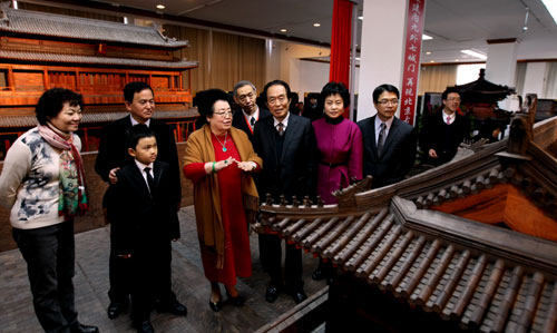 “紫檀及陰沉木制永定門(mén)”大型古建藝術(shù)品在京亮相