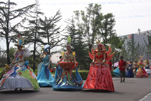 北京高溫天氣 游人逛園博興致不減
