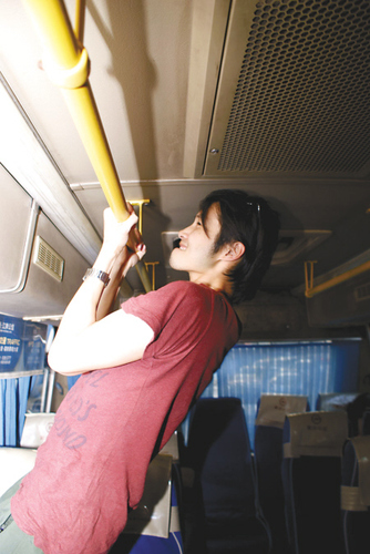 公交上鍛煉身體 “公交健身哥”危險喲！