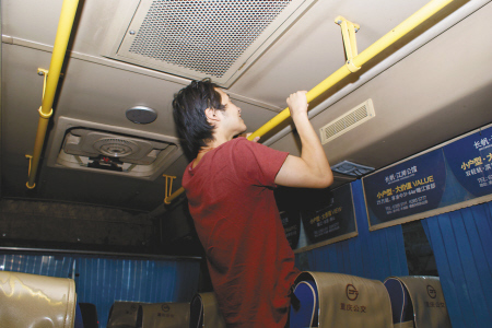 公交上鍛煉身體 “公交健身哥”危險喲！