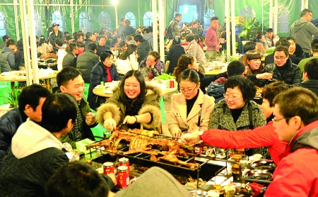 餐館爭推羊肉湯鍋“一座難求”可望緩解