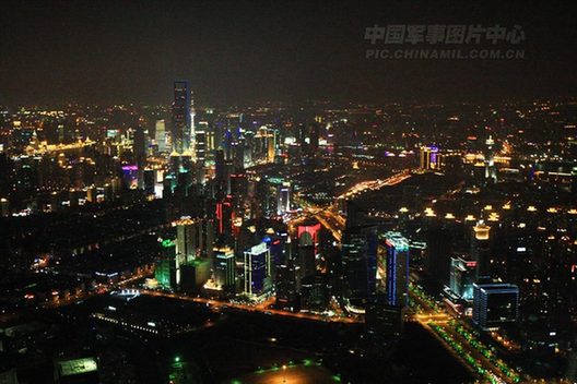 世博會開幕在即 空中體驗(yàn)夜上海