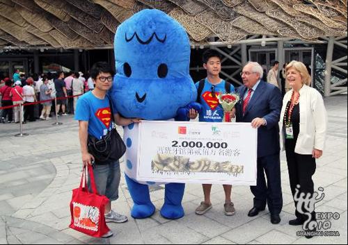 西班牙館喜迎第200萬(wàn)名游客