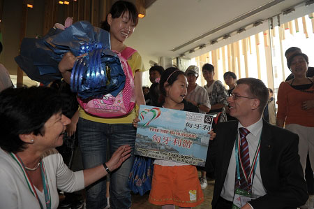 豪華大禮“砸暈”世博會智利館第一百萬名游客(圖)