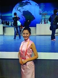 聚焦世博:世博禮儀神似劉亦菲 網(wǎng)評(píng)其