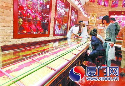 “搶金熱”高燒不退 廈門市民買黃金如買白菜