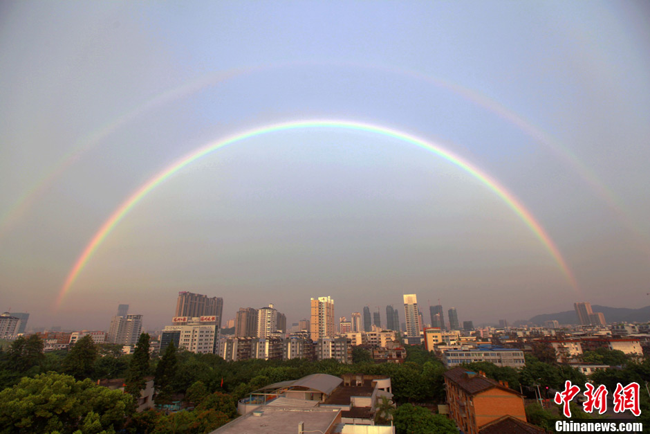 福州天空現(xiàn)罕見“雙彩虹”