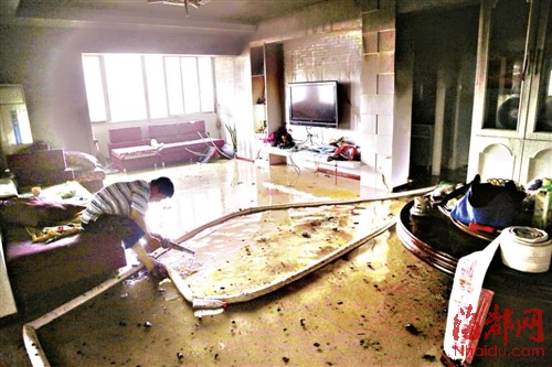 福州兩女孩室內(nèi)玩火點燃床單 把自家燒了