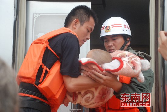 “天兔”發(fā)威多地被淹 消防員臉盆當(dāng)船救出嬰兒