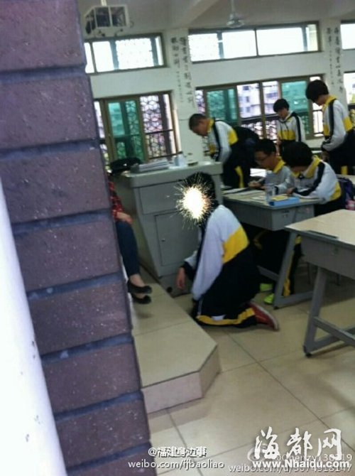 福州延安中學(xué)老師批評教育學(xué)生時 讓其蹲著！