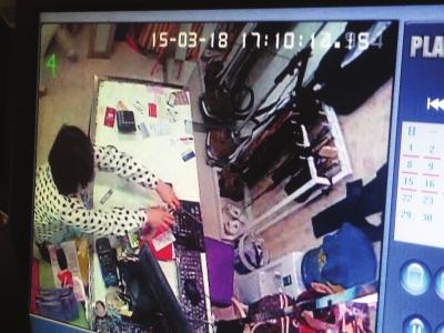 福州一孕婦偷手機(jī)被抓后坐地上撒潑 店主只得將其放走